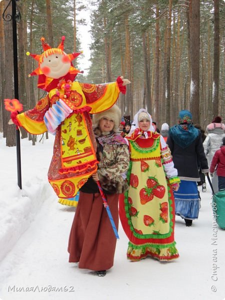 Яркая  радостная Масленица, а какая матрешка в фартуке с клубничками. (фото 27)