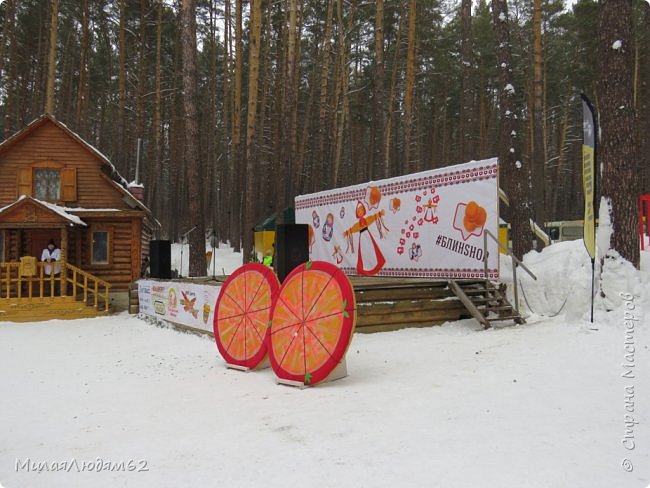 вот такими блинами украшена сцена (фото 27)