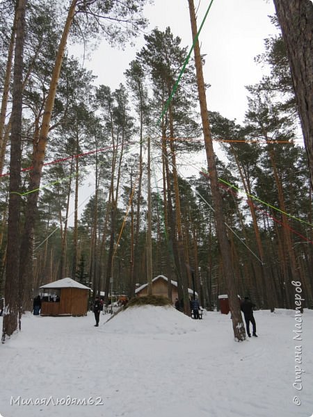 Где сходятся ленточки = это столб с подарками для удальцов. Но это будет в другой части репортажа. (фото 101)