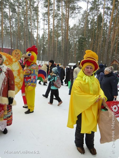 А у этой дамочки чудная блинная шляпка! И петух тут красавец, в лоскутной рубахе (фото 7)