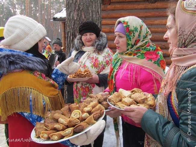 Это перед нами готовятся к выходу. Вон сколько разных блинов напекли! (фото 24)