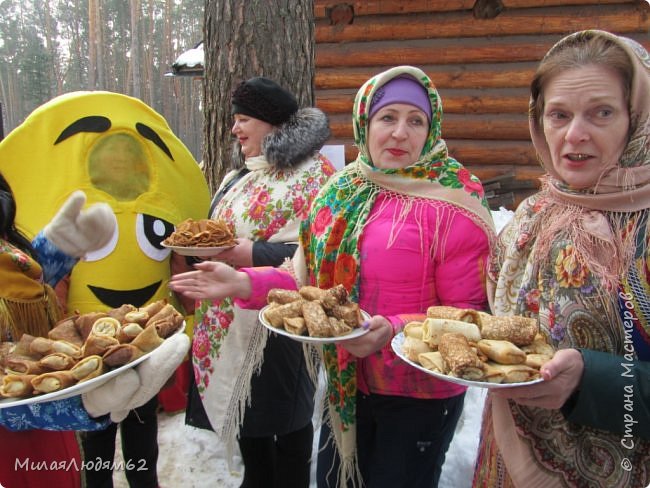 Мы думали будет какая то комиссия их пробовать, а никому и не надо было, просто народ угощали. А народ как галки все расхватывал и еще просил нет ли. (фото 25)