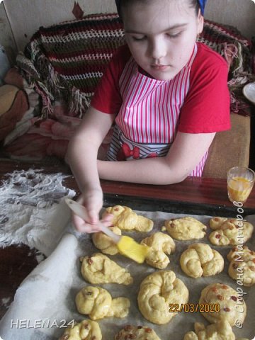 Смажем яйцом с сахаром,можно ещё и сверху присыпать,тесто не сладкое ... (фото 12)