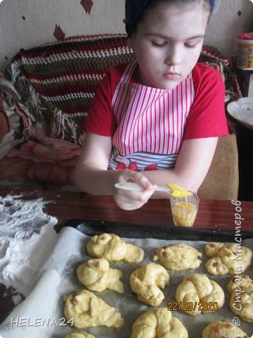 С творчеством у меня последнее время напряжёнка.....Отгулы переходят в отпуска,каникулы перетекают в карантин .....поэтому большую часть времени торчу у плиты .Ну и Катерину учу .Вот булочки пекли к чаю.Я только тесто замесила .И отдала его Кате ,она лепила булочки ,смазывала ...... (фото 1)