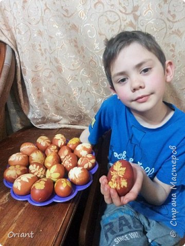 Присоединяется к СМарт-проекту "Свет и радость" Лёва и его семья. Мама - фотооператор. Лева сделал поделки по мастер-классам №1 и №2. Но кроме этого, он подготовил и свой мастер-класс. Итак... (фото 1)