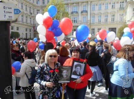 Два года подряд здесь, где я живу в Карловых Варах в Чехии, 9 мая проходит через весь город Бессмертный полк, в котором я тоже принимаю участие со своими друзьями. (фото 6)