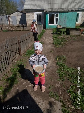 А это мои девочки. Ещё прохладно было, когда фотографировала их. Василиса идёт кормить уток. (фото 5)