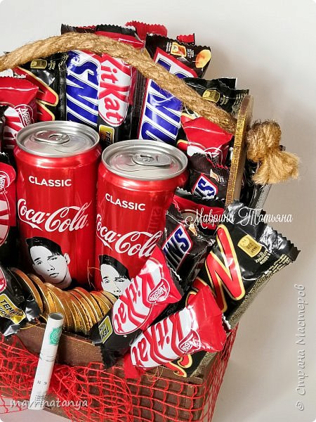 В составе: напиток "Coca Cola", шоколад "KitKat", "Mars", "Snickers", шоколадные монеты, денежные купюры. (фото 2)