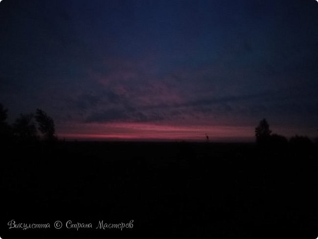 Ну и последний на сегодня снимок - свежее некуда))
Сегодня пришлось встать в половину третьего, чтобы смотаться в Благовещенск (160 км в одну сторону, плюс 20 до аэропорта и обратно) и успеть на работу к 8.
По пути удалось снять самое начало рассвета - 3:59 утра, что называется - без фильтров) (фото 19)