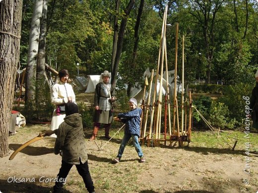 Рядом имитировали бой мальчишки,играли с деревянными мечами. Конечно, как не посражаться, когда рядом столько примеров! (фото 16)