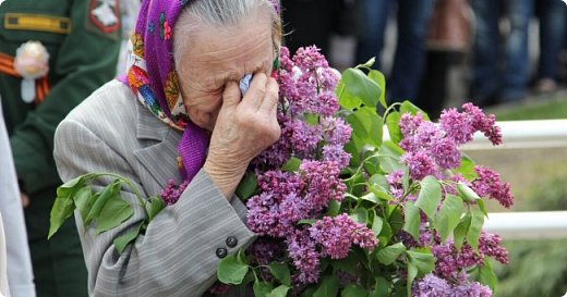 Накануне Дня Великой Победы решила попробовать себя немного в поэзии. Написала два стихотворения-одно из них перед вами.
На берегу глухой лесной речушки
Неподалеку от соседнего села
Жила с внучатами обычная старушка,
Та, что в плену давным-давно была.
Её в деревне уж совсем не ждали, 
Но сильный дух помог ей убежать
Когда на поезд их... на эшелон сажали... 
"Там немцев было, помню, сотен пять!
Ох, уж не знаю как тогда сумела
Его я уболтать, уговорить!"-
С улыбкой вспоминает Анна -
"Так чудом я осталась жить!
Сказала, что в соседнем доме
Сироты-дети рядышком живут,
Их восемь, нету мамы, папы.
Одни ребята точно пропадут.
И вдруг слеза скупая побежала
У офицера молодого одного.
Сказал :"Ну ладно, оставайся, только тихо!"
И улыбнувшись приобнял моё плечо.
На русском он мне говорил свободно
И как же удивилась я тогда!
Ангел-хранитель был со мною рядом -
Только потом я это поняла.
(Продолжение ниже)