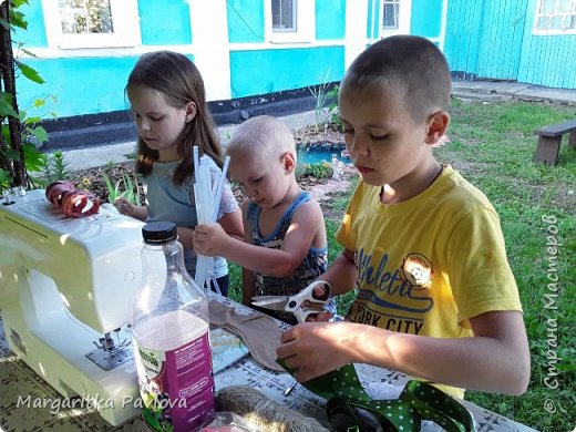 Задействованы как обычно были все! Не живется нам спокойно! Денис -любое дело спорится в его умелых руках, без него никак! Эвелина -присматривает какие получше сережки Бабе-Яге на уши повесить, да каким лаком ногти покрасить. Девочка все-таки! Ну и Матвейка- наш мастер-ломастер! Всегда знает в какое место лучше ножницы да нитки припрятать чтобы мы их поискали подольше! Это у нас неизменно! Весело одним словом! (фото 5)