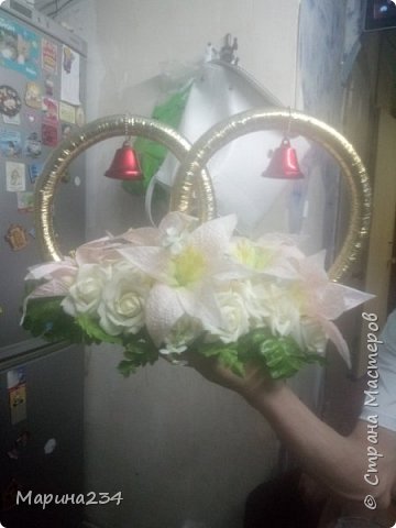 Кольца на машину
Эта вещь долго ждала своего часа. Как то у нашего дома была свадьба. Правда саму свадьбу я не видела, люди отгуляли ну и видимо украшения этой свадьбы не выдержали), их сломанные выбросили на улицу у подъезда. Долго проваляться там они не успели, на их счастье мимо с магазина шла я)))))), и так как инстинкт "рукодельницы" и "плюшкина" у меня срабатывает мгновенно при виде таких вещей, конечно же мимо пройти я не смогла)))))
Забрала я все это сломанное и грязное добро домой, разобрала по запчастям, помыла, почистила и оставила до того момента когда пригодится), знала наверно что точно понадобиться))))
Пролежало оно года 1,5 точно, пока дождалось своего часа)))
И как вы думаете из чего это сделано? Не поверите), кольцо поменьше это сливной гофрированный шланг от стиральной машинки), кольцо побольше это резиновое колесо от 3х колесного велосипеда. Закреплены они лентами и большим количеством клея на больших мощных магнитах из колонок которые у нас остались от домашнего кинотеатра. Вмонтированы эти магниты в несколько слоев этих панелей для окон)
Украшено это все искуственеыми лилиями и листами папоротника), колокольчики мне тоже кто то отдал для поделок)
На машине держалось очень хорошо, за счет мощных магнитов)
Кстати эту свадьбу вел в качестве ведущего мой муж)))
И после свадьбы весь этот набор улетел на пмж в Египет), как долетел не знаю, об этом мне не сообщили) (фото 5)