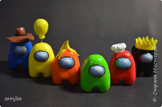 Тебе нужно:
- FIMO soft разных цветов, Fimo Liquid, глянцевый лак Fimo.
- разные инструменты, проволока, глиняная машинка или акрилроллер, клей
- влажные салфетки, уф смола, уф лампа, кисточка, пастельные мелки
- алюминиевая фольга, мини дрель (фото 1)