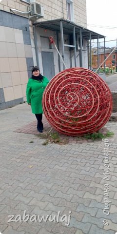 А это счастье любой вязальщицы.. Огромный клубок и спицы. Ночью клубки светятся... В Урюпинске их несколько... А ещё это город, где я родила трех сыновей... Поэтому этот город ассоциируется с радостью....  (фото 3)