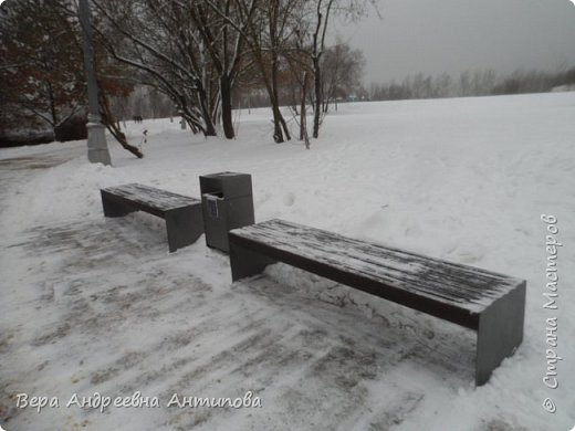 А вот на аллеях парка дорожки почищены,  песка нет и гололеда тоже.)))))) Скамеечки имеются, можно на пару минут присесть. (фото 3)