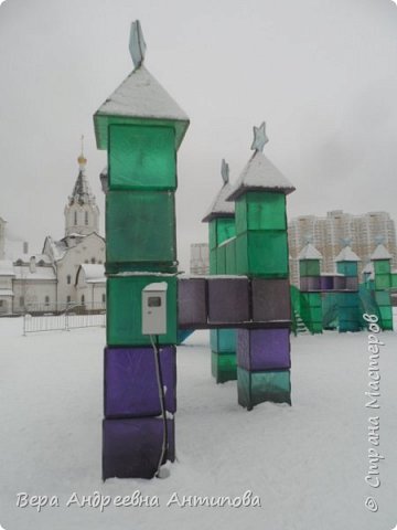 Белый щит с проводами- это подсветка, вечером весь городок светится. (фото 26)