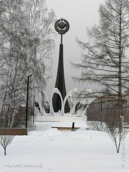 А еще я хочу показать памятник в Новокузнецке. Я его помню с детства. Это наш СССР, все пятнадцать республик. В каждом лепестке цветка герб одной из республик. Очень красиво.Вот этой страны уже нет, в этом году будет 30 лет распаду Союза , а памятник все стоит, красивый,интересный и украшает город Новокузнецк.  Как буду проходить в другой раз, обязательно сниму его подробно ближе по элементам. А еще на вокзальной площади у нас на домах написана фраза Маяковского: 
Я знаю город будет,
 я знаю саду цвесть, 
когда такие люди
 в стране Советской есть. 
 По строчке на доме. Были года когда убрали эти слова, а несколько лет назад снова вернули. И меня в детство вернули. (фото 28)