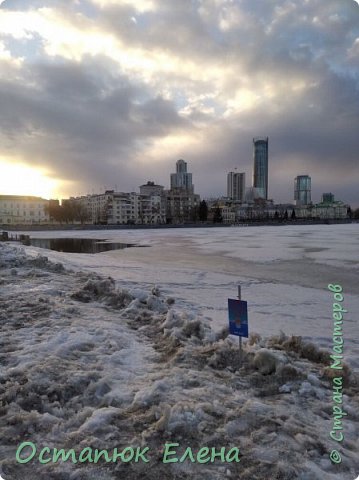 Это вид с другой стороны моста. Река почти вся покрыта льдом, местами очень тонким. Меня заинтересовала и даже повеселила надпись на щите. (фото 10)