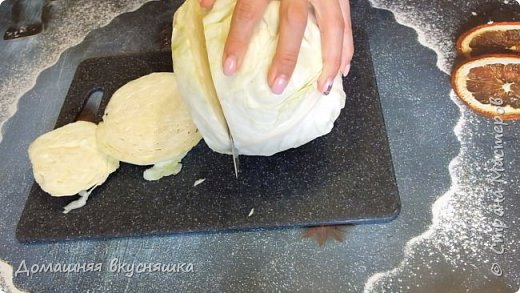 Капусту нарезаю кольцами толщиной 1,5 сантиметра.
Кочерыжка тонкая, ее убирать не буду. (фото 5)