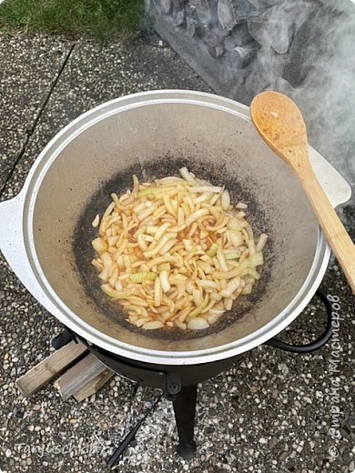 Следующим, обжариваем лук до мягкости и к мяску, в чашку. (фото 5)