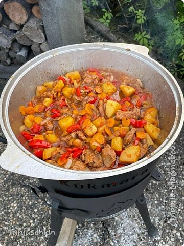 Всем, добрейшего вечера!
Сегодня я к вам со вкусняшкой)))  Честно сказать, кулинария не мой конёк. Я конечно готовлю, но так… быстро и без заморочек. Но недавно, мой муж захотел цыплёнка Табака и искал на Youtube рецепт. Так он набрёл на канал « Кухня с акцентом»  После просмотра нескольких роликов, мы поняли, что нам нужон казан с печкой))))  Не долго думая, всё прикупили и вот выдались солнечные, тёплые выходные и мы решили на даче воплотить один из рецептов. А так как телефон был под рукой, то решила сделать мк. Может кому и приглянётся это блюдо))))
Хорциани- грузинское блюдо, мясо с картошкой и овощами. Невероятно вкусное.