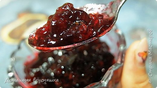 Очень вкусное смородиновое варенье-желе.
На 3 литра ягоды беру 3 литра сахара, добавляю 200 миллилитров воды и сок половины лимона (примером три столовых ложки). (фото 1)