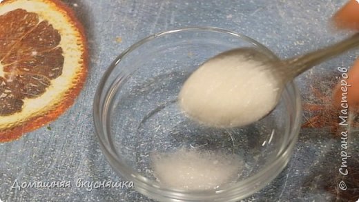 Рис круглозерновой - 250 грамм + вода 300 мл ставлю варится. Уксус рисовый - 30 мл (2 ст.л) + 1 ч.л. сахара +1/2 ч.л. соли добавляю в полуготовый рис. Главное рис не переварить. Варю около 15 минут. (фото 2)