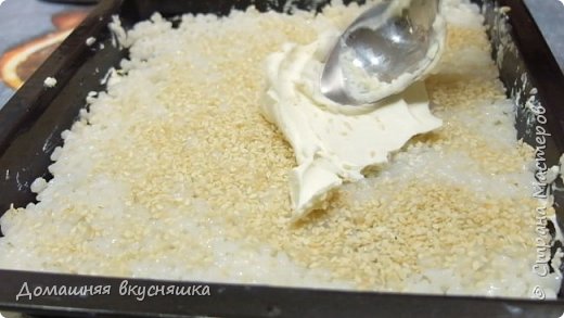 Далее снова слой риса, кунжут, творожный сыр (оказалось, что творожный сыр на рис намазывать легче, сем на огурцы). (фото 10)