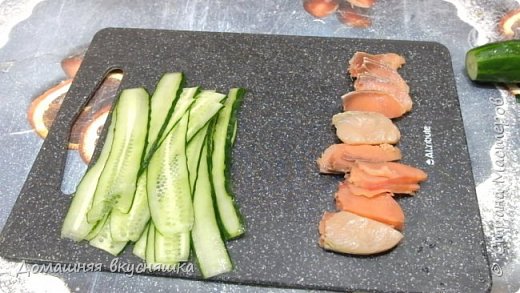 Рыбу красную слабосоленую(семга, форель, кежуч....) - 150 грамм также нарезаю на тонкие кусочки. (фото 4)