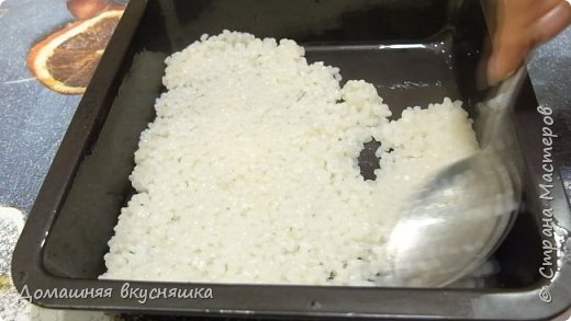 Смазываю форму маслом и выкладываю рис, толщиной в 2 рисинки. (фото 5)