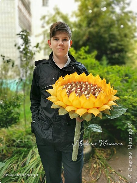 Такой вкусный сладкий подсолнух был преподнесен в качестве подарка девочке. В составе конфеты "Осенний вальс". (фото 1)