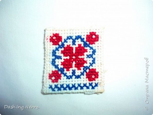 "Клевер и розы".
Вышивка крестом. Миниатюра.
Вышивала я на маленьком отрезке канвы картинку с узором клевера и розочек. Издалека эта картинка кажется похожей на крестик в круге. Готовую вышивку я поместила на фартук новой куклы оберега для кухни. Куклу зовут Солоха. Очень люблю я повесть Николая Васильевича Гоголя «Ночь перед Рождеством». И кино и мультфильм по мотивам этого произведения я тоже очень люблю. Периодически пересматриваю их. Сама кукла Солоха сшита из бежевой ткани от трусиков. А её платье сшито из отрезка рукава от старого халата. Под платьем у неё красная юбка с кружевами. На платье есть красные и черные кружева. Фартук трёх слоёв – красный, черный и серый с сердечками. На плечах черный шарфик в горошек. А на шее у Солохи бусы монисто. На голове завязан красный платок. Внутри куклы находится гречневая крупа. Готовую куклу я поставила на полку кухонного шкафчика рядом с чайником. Теперь куклы оберёги Солоха и Мамочка Два Тапочка стоят вместе на полке кухонного шкафчика, как две подружки.
Да и вышивка крестиком прямо в мобильном телефоне уже у меня переросла в страсть. На следующем фото после вышивки с триколором моя кукла Солоха стоит рядом с моим мобильным телефоном, где видны мои виртуальные награды из "Вышивка крестом. Клуб. Медитация". Уже готовы там 257 работ. (фото 9)
