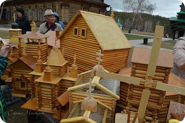 Это уже кадры экскурсии по выставке. Деревянный городок. (фото 8)