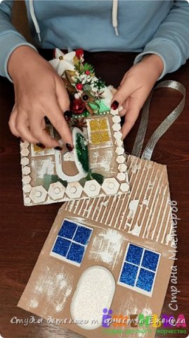 Так просто, а получается очень реалистично! Крыша для новогоднего домика из картона, дверка из упаковки!
