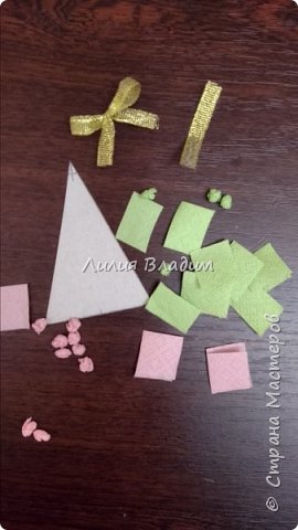 Вырезаем треугольник. Нарезаем квадратики из салфеток, приблизительно 1х1 см, можно не точно. Делаем бантик из ленты и отрезаем где-то 2,5 см ленты для корешка. Скатываем шарики из кусочков салфетки. (фото 5)