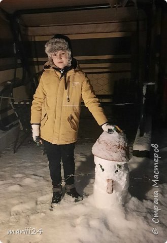 Из цветущих у меня остались только левкои - они пережили эти два дня стойко  и продолжают цвести.
Наши, неизбалованные снегом, дети лепили снеговиков весь день и всю ночь. Мой ребенок даже уговорил нас пропустить школу и целый день играл во дворе. (фото 2)