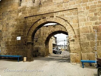 Вход в Нарын-Кала осуществляется через Главные ворота (Кала-Капы), расположенные в подпорной стене ханской канцелярии (диван — хана), в которой располагалась приемная шахиншаха. Здесь решались важные экономические и политические вопросы. В период Каспийского похода (1722 — 1723 гг.) цитадель перешла во владение Российской Империи. (фото 18)