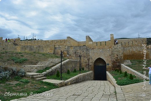 . В западной части комплекса существовали еще и тайные ворота (Даг-Капы). Они использовались для въезда вьючного транспорта, через них могла подоспеть помощь осажденным защитникам цитадели. А также в случае опасности для жизни через этот вход могли покинуть крепость правители. (фото 20)