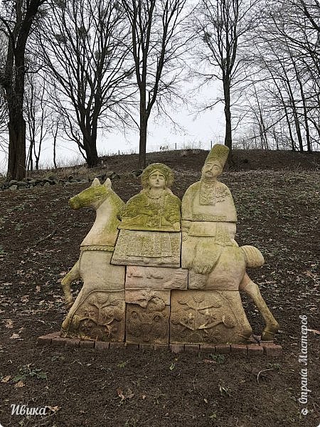 Что-то похожее есть в Черкасском парке "Сосновый бор".
Это скульптура из камня. (фото 46)