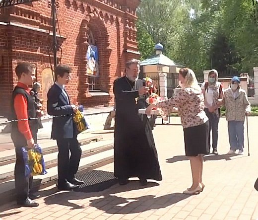 Мы, в свою очередь поздравили настоятеля Храма протоиерея Николая Симонова
и одарили его подарком сделанным своими руками в творческой студии воскресной школы. (фото 24)
