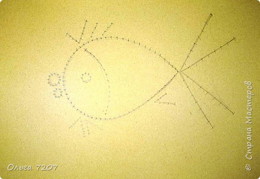 Прокалываем по намеченным  точкам (делаем скол). Для прокалывания используем булавку или иголку, которой будем вышивать. Игла не  должна быть толстой, дырочки на картоне должны быть еле заметные. (Шило в работе я не использую, так как оно очень толстое). (фото 4)
