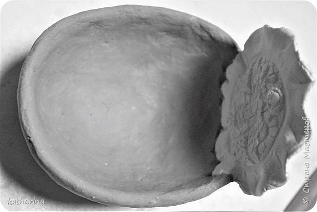 С другой стороны прилепила такой же оттиск , петелька держит . А внутри чашечки , раскатываем блинчик глины и сажаем на ПВА . (фото 11)