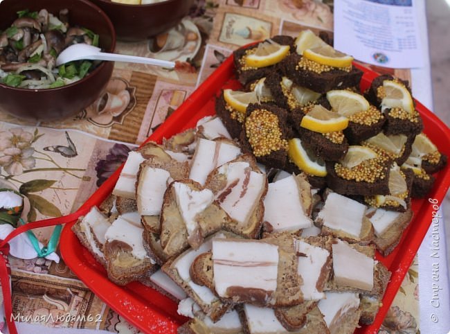 Ах какая вкусная нарезка! Я сало очень редко ем, но тут так аппетитно нарезано и красово уложено. И черный хлеб с горчицей смотрится красиво, и я верю, что очень вкусно (фото 21)