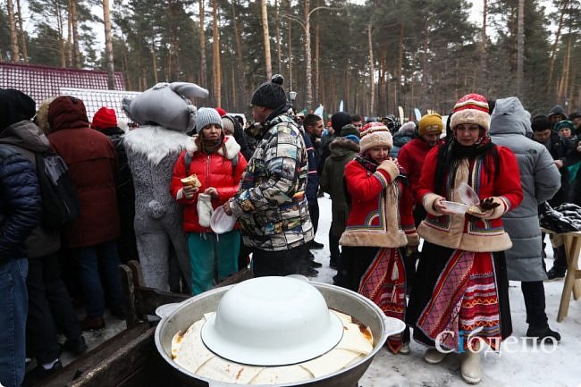 В рамках праздника несколько делегаций представили свои блюда на конкурсе «Фестиваль плова». Причём один из поваров приготовил для гостей фестиваля 100 килограммов плова. Кстати, и готовить, и есть ароматное блюдо было непросто — так как казаны стояли на улице и в этот момент там разбушевалась метель.
Это наши девчонки пришли попробовать плов.
 (фото 43)