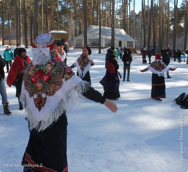 оглядываюсь и вижу такую картину - под наших тоже танцуют! (фото 68)