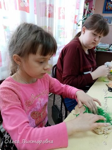 На дно корзиночки положили сезаль, получилось гнёздышко для цыпленка. (фото 11)