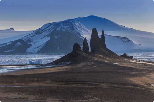 Острые скалы как будто выросли из моря (фото 8)