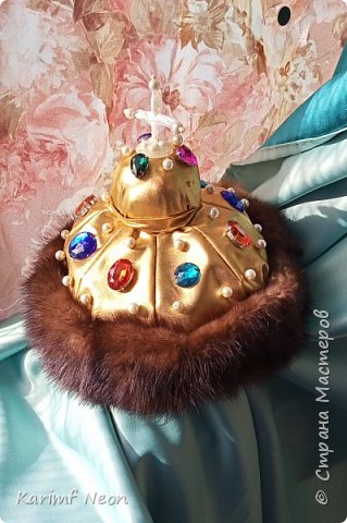 Что касается Шапки Мономаха, то писать особо нечего. Это просто шитьё.
Мех настоящий от старого воротника. Ткань парча. Камни - рубины, сапфиры, изумруды и жемчуг. Крестик из термоклея.
 (фото 17)