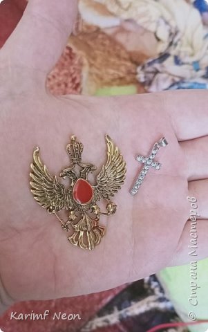 Орёл - это обычная Брошка-значок. Покупал в интернете магазине за 100 рублей.
Крестик закреплён на Короне. (фото 15)